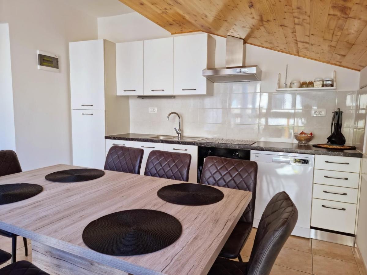 Apartment Hana Оміш Екстер'єр фото