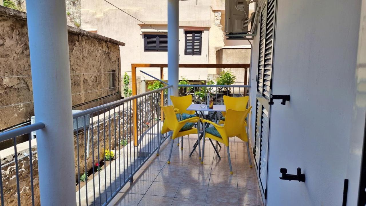 Apartment Hana Оміш Екстер'єр фото