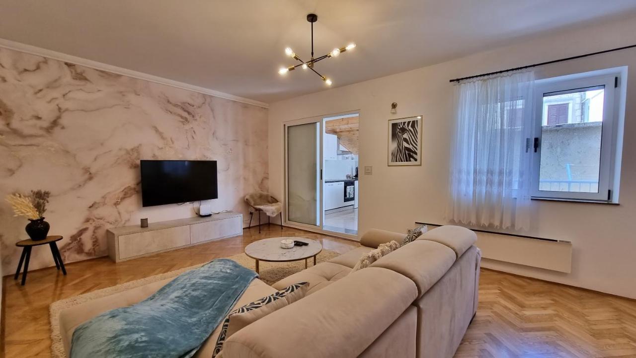 Apartment Hana Оміш Екстер'єр фото